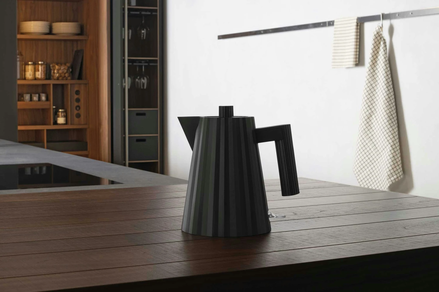 Alessi Plisse Wasserkocher 1 L, Schwarz 4 Alessi Plisse Wasserkocher 1 L, Schwarz – Bild 2