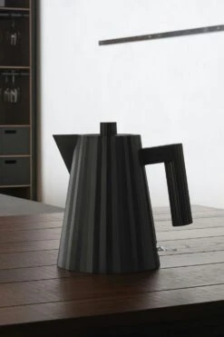 Alessi Plisse Wasserkocher 1 L, Schwarz 8 Alessi Plisse Wasserkocher 1 L, Schwarz -Ausgewählte Küchengeschäfte alessi plisse elwater kettle 1 lt b 3