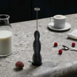 Alessi Pulcina Milchaufschäumer, Schwarz 5 Alessi Pulcina Milchaufschäumer, Schwarz -Ausgewählte Küchengeschäfte alessi pulcina milchaufschaumer 3