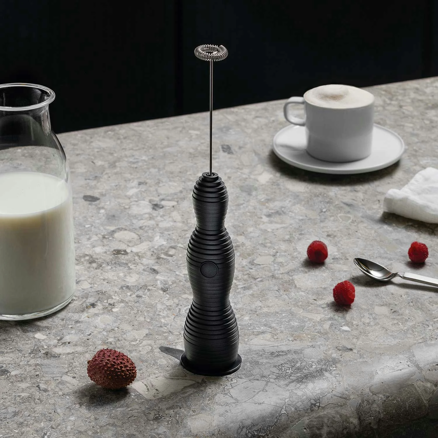 Alessi Pulcina Milchaufschäumer, Schwarz 4 Alessi Pulcina Milchaufschäumer, Schwarz – Bild 2