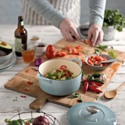 Denby Pavilion Gusseisentopf Rund Ø26 Cm, Hellblau 9 Denby Pavilion Gusseisentopf Rund Ø26 Cm, Hellblau -Ausgewählte Küchengeschäfte denby cast iron 26cm round casserole 1