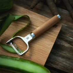 Fiskars Norden Kartoffelschäler Mit Beweglicher Klinge -Ausgewählte Küchengeschäfte fiskars norden potato peeler with movable blade 2