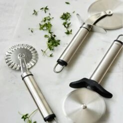 Heirol Steely Pizzaschneider -Ausgewählte Küchengeschäfte heirol steely pizza cutter 1