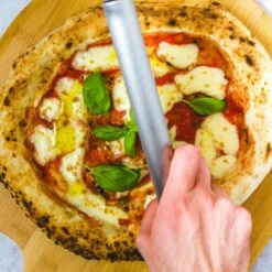 Kitchen Craft World Of Flavours Schneidebrett Mit Pizzaschneider -Ausgewählte Küchengeschäfte kitchen craft world of flavours schneidebrett mit pizzaschneider 2