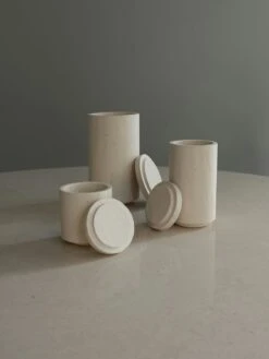 Gallery Objects 04 Dose 28 Cm, Lime Stone -Ausgewählte Küchengeschäfte louise roe gallery objects jar 04 black basalt 10