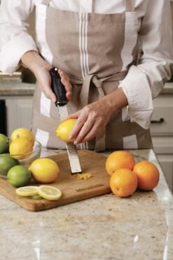 Microplane Premium Classic Zestenreißer, Rot -Ausgewählte Küchengeschäfte microplane premium classic zestenreier 4 5