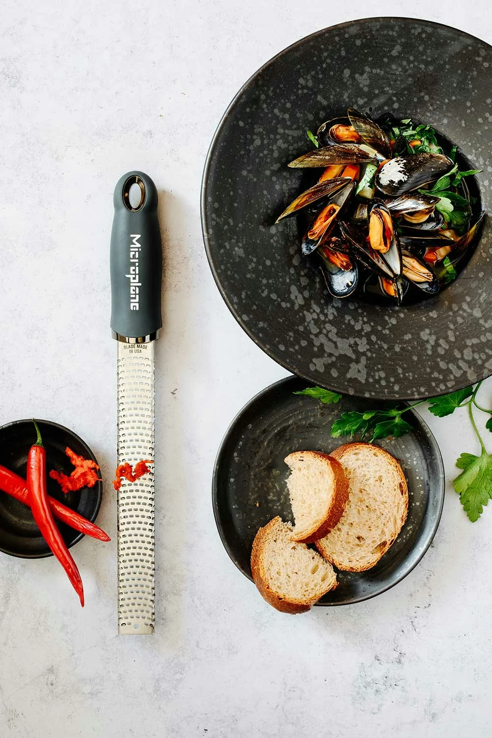 Microplane Premium Classic Zestenreißer, Anthrazit 4 Microplane Premium Classic Zestenreißer, Anthrazit – Bild 2