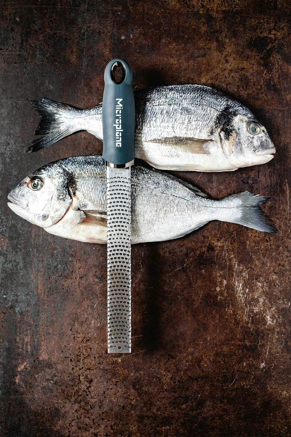 Microplane Premium Classic Zestenreißer, Anthrazit 5 Microplane Premium Classic Zestenreißer, Anthrazit – Bild 3