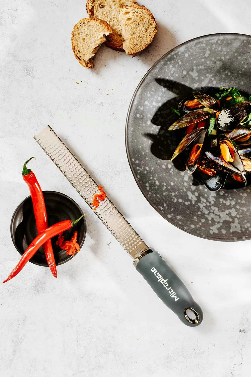 Microplane Premium Classic Zestenreißer, Anthrazit 6 Microplane Premium Classic Zestenreißer, Anthrazit – Bild 4