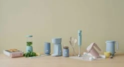 RIG TIG Foodie Milchaufschäumer, Dusty Blue 5 RIG TIG Foodie Milchaufschäumer, Dusty Blue -Ausgewählte Küchengeschäfte rig tig by stelton foodie electric milk bumper white 5