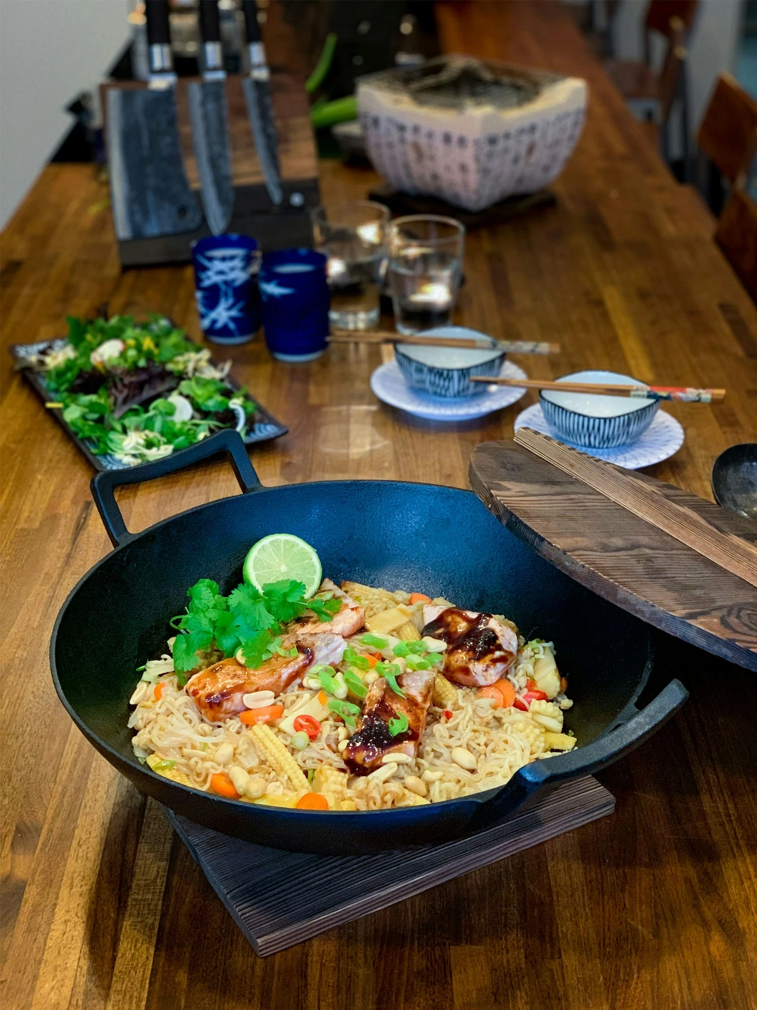 Satake Nabe Wokpfanne Mit Holz- Und Glasdeckel Ø36 Cm/6 L 4 Satake Nabe Wokpfanne Mit Holz- Und Glasdeckel Ø36 Cm/6 L – Bild 2