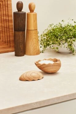 Spring Copenhagen Mrs Salt Salzmühle 23.3 Cm, Eiche -Ausgewählte Küchengeschäfte spring copenhagen mrs salt saltkvarn 233 cm ljus ek 5