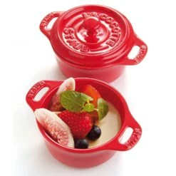 Staub Ceramic Round Cocotte, Cherry 6 Staub Ceramic Round Cocotte, Cherry -Ausgewählte Küchengeschäfte staub ceramic round cocotte cherry 1