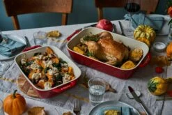 Staub Ofenform 2 Teile, Cherry Red -Ausgewählte Küchengeschäfte staub set med ivory white rekt ugnsformar 2st 6