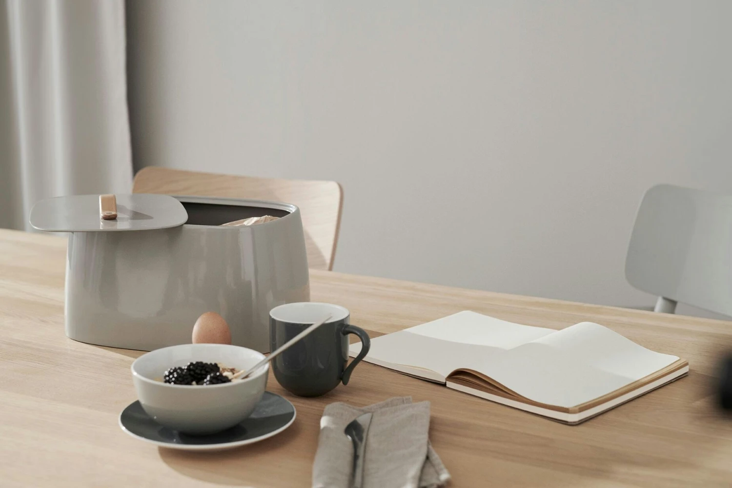 Stelton Emma Brotkasten, Grau 4 Stelton Emma Brotkasten, Grau – Bild 2