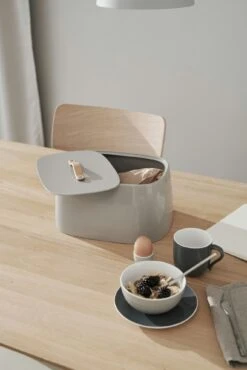 Stelton Emma Brotkasten, Grau 8 Stelton Emma Brotkasten, Grau -Ausgewählte Küchengeschäfte stelton emma brotkasten 6