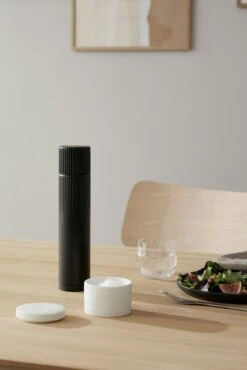 Stelton Pleat Salzdose, Weiß -Ausgewählte Küchengeschäfte stelton pleat salzdose wei 1