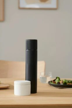 Stelton Pleat Salzdose, Weiß -Ausgewählte Küchengeschäfte stelton pleat salzdose wei 2